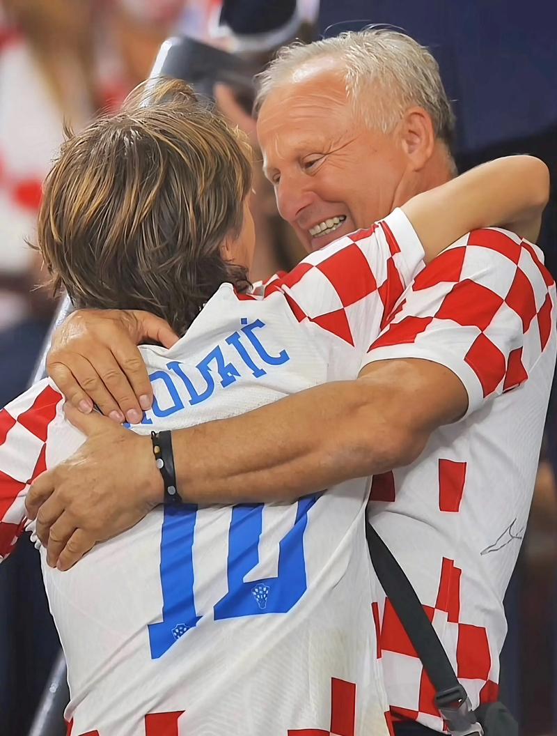 阿斯：费内巴切已与莱万初步接触，提供的一年半合同报价被拒